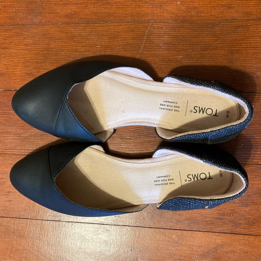 Toms Shoes Black Flats Slip On Barely Worn